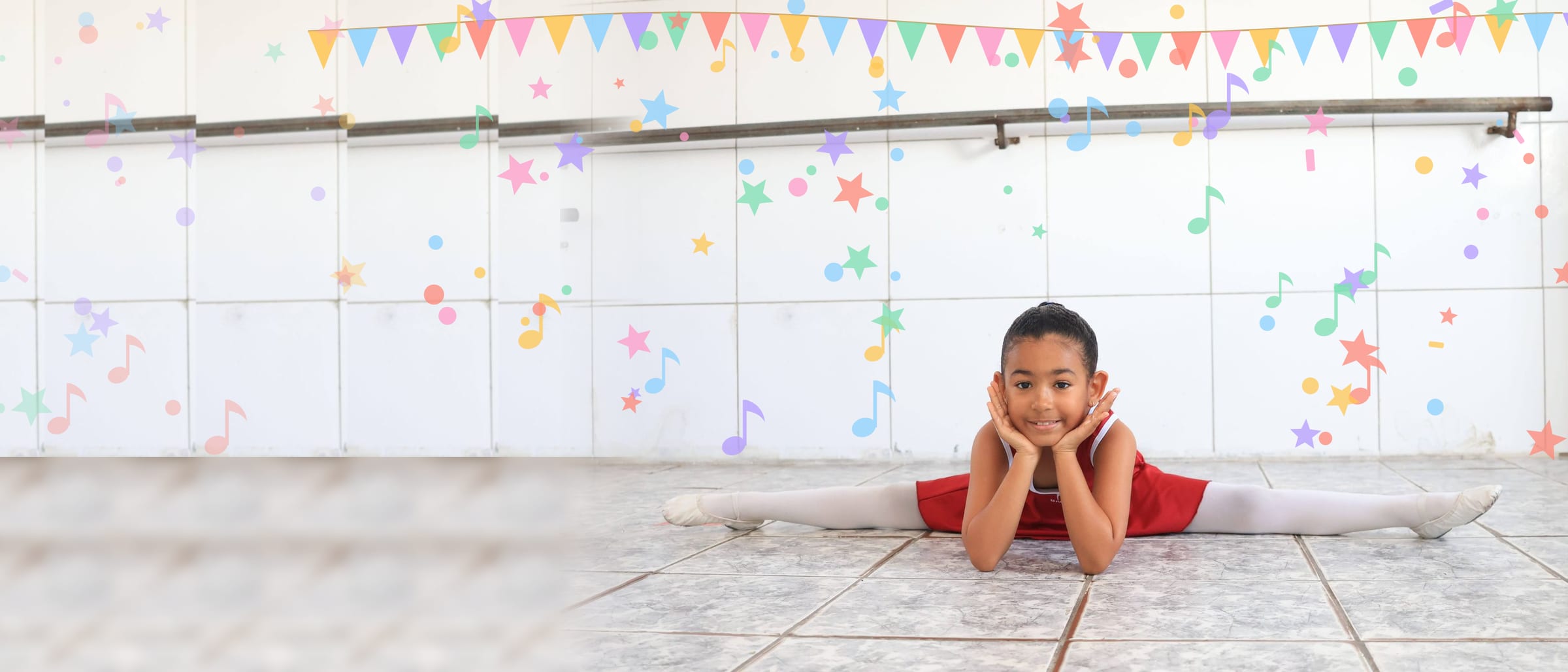 Aluna de ballet do CEC fazendo espacate, sorrindo com as mãos no rosto