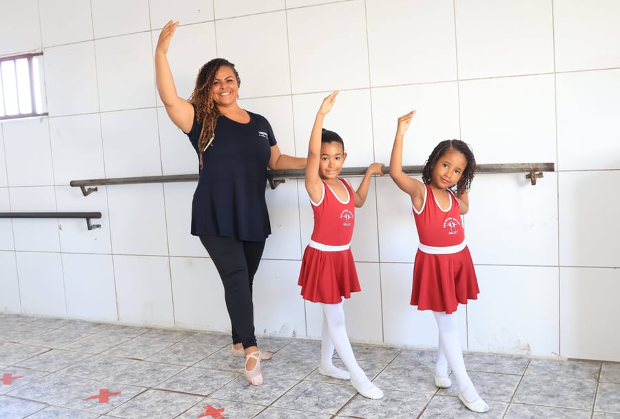 Professora e alunas na aula de Ballet do CEC