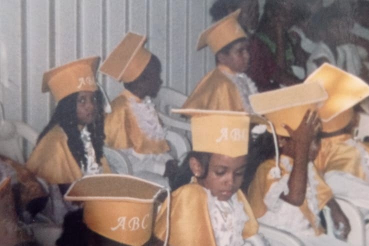 Formatura do ABC no CEC, anos 1990: alunos de beca e capelo amarelos